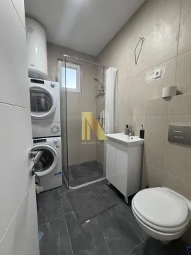 Moderno opremljeno kupatilo sa tuš kabinom i ugrađenom mašinom za veš. - image 8