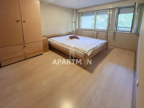 Nameštena spavaća soba sa bračnim krevetom i ormanom. - image 5