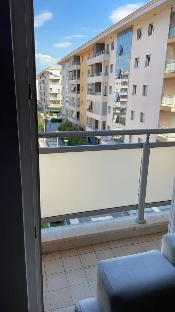 Pogled sa balkona na okolne zgrade.