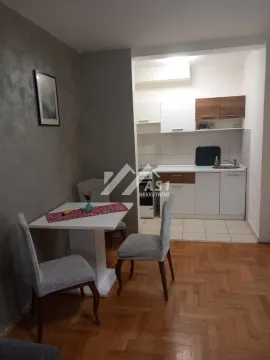 Kuhinja sa trpezarijom i stolom za ručavanje. - image 4