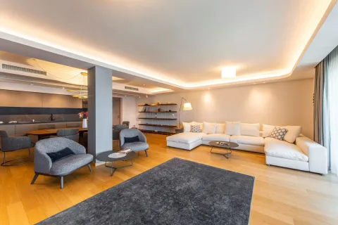 Prostrana dnevna soba sa garniturom, trpezarijom i modernim plafonskim osvjetljenjem. - image 4