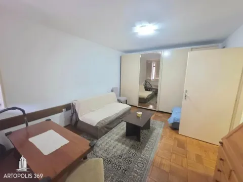 Dnevna soba sa garniturom za sedenje, trpezarijskim stolom i ormarima. - image 4