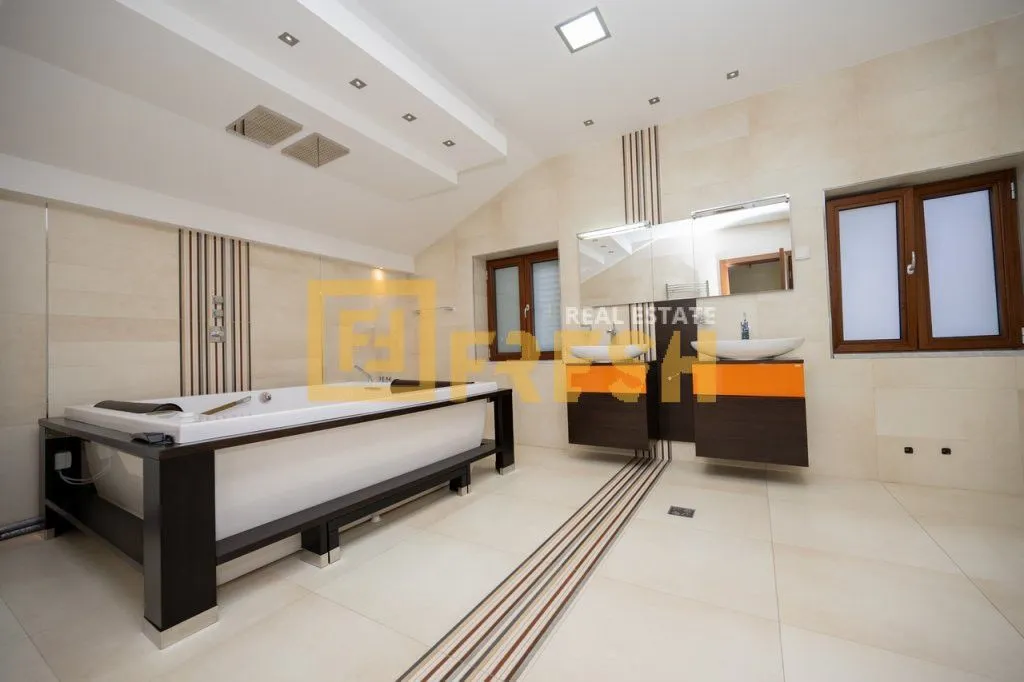 Rent, house, 380m², Mareza, Podgorica