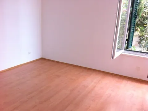 Prazna soba sa svijetlim zidovima, laminatom i otvorenim prozorom. - image 11
