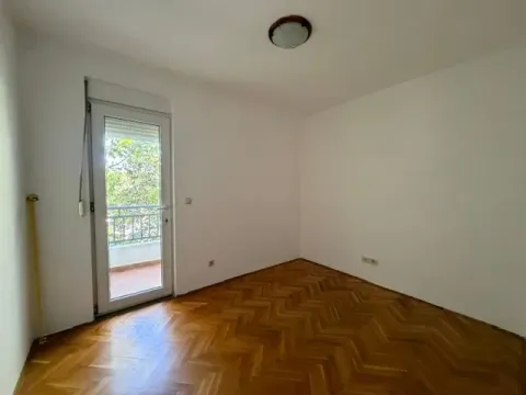 Prazna soba sa parketom i izlazom na terasu. - image 6