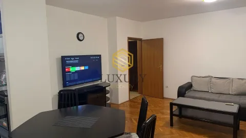 Dnevna soba sa garniturom, trpezarijskim stolom i televizorom. - image 6