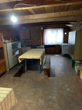 Starija rustična kuhinja sa drvenim elementima i trpezarijskim stolom. - image 18