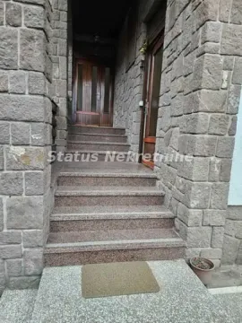 Ulaz u zgradu sa stepeništem i kamenom fasadom. - image 9