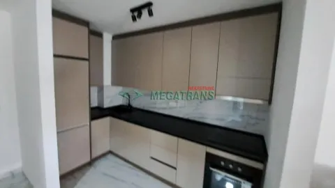 Moderna kuhinja sa ugrađenim elementima i aparatima. - image 15
