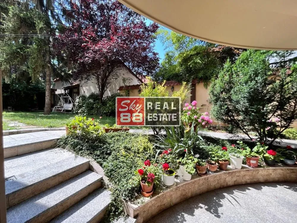 Rent, four bedroom apartment, 130m², Senjak, Beograd