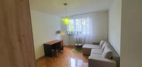 Manja dnevna soba sa ugaonom garniturom, radnim stolom i prozorom. - image 5