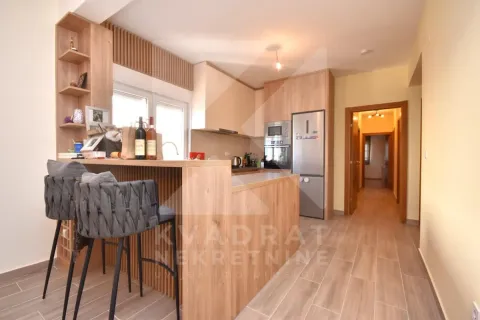 Moderna kuhinja sa šankom i ugradnim elementima. - image 4