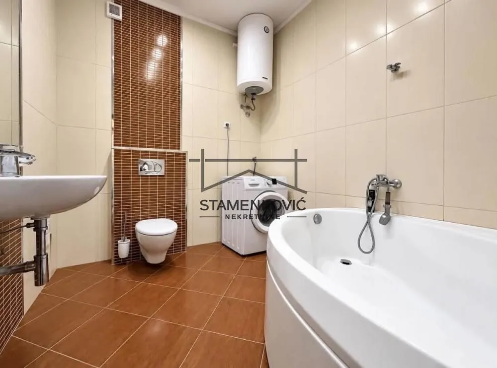 Opremljeno kupatilo sa kadom, umivaonikom, WC šoljom i veš mašinom.