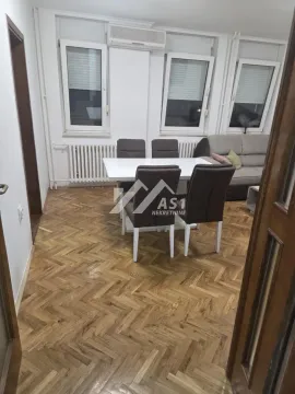 Dnevna soba sa trpezarijskim stolom i stolicama. - image 4