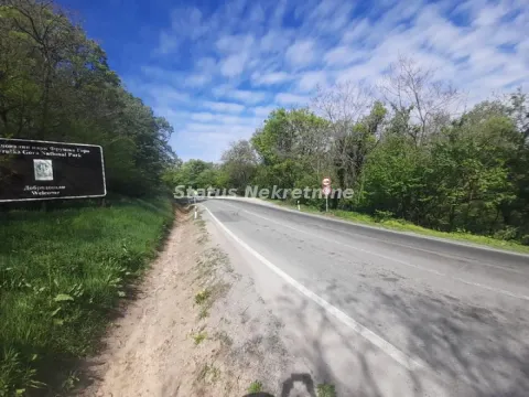Asfaltni put sa saobraćajnim znakom u prirodi. - image 6