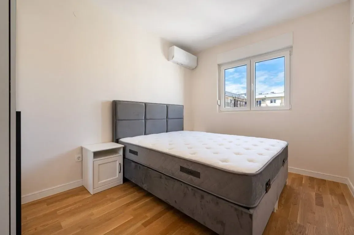 Izdavanje, jednosoban stan, 42m², Pobrežje, Podgorica