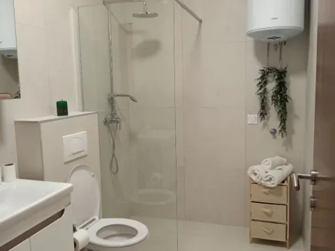 Izdavanje, jednosoban stan, 50m², Radanovići, Kotor - image 13