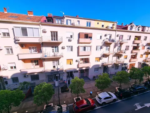 Pogled sa terase na fasadu stambene zgrade i ulicu sa parkiranim automobilima. - image 12
