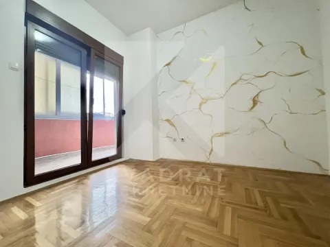 Empty room with parquet flooring and access to the terrace. - image 5