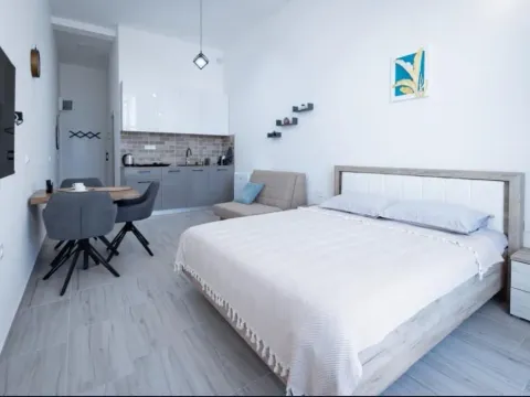 Izdavanje, garsonjera, 27m², Centar, Budva - image 1