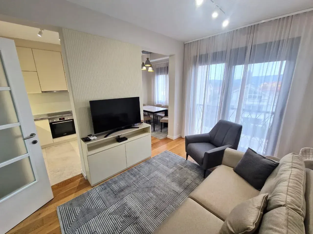 Izdavanje, stan, 67m², Tivat, Crna Gora