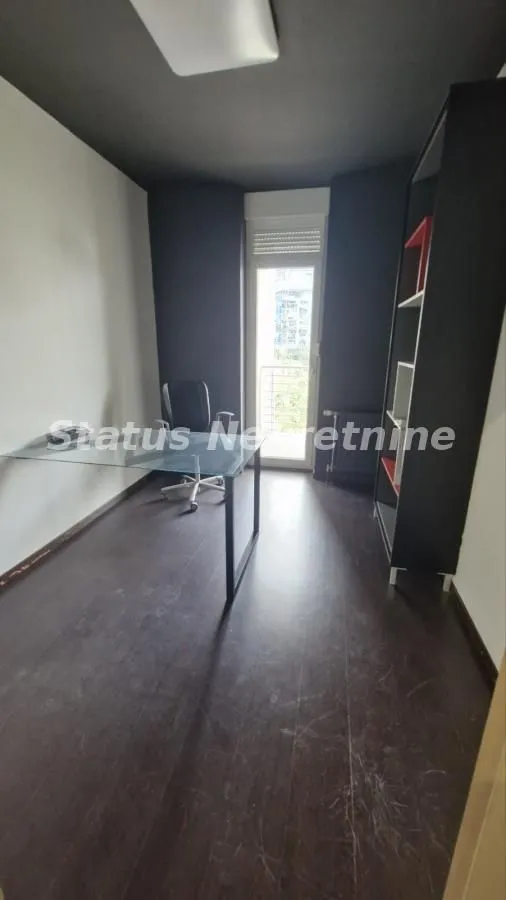 Izdavanje, četvorosoban stan, 116m², Novi Sad, Srbija