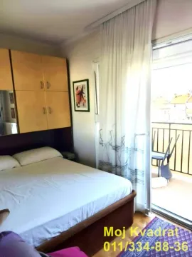Spavaća soba sa bračnim krevetom i izlazom na terasu. - image 7