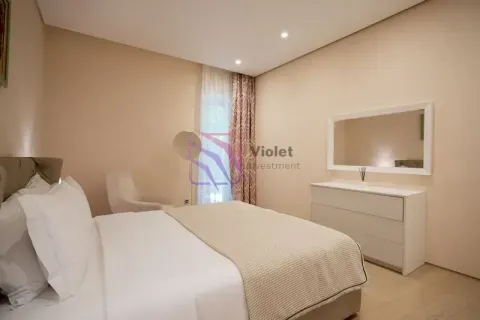 Prostrana spavaća soba sa bračnim krevetom, komodom i ogledalom. - image 6