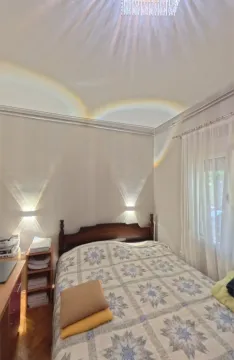 Furnished bedroom with a double bed. - image 6