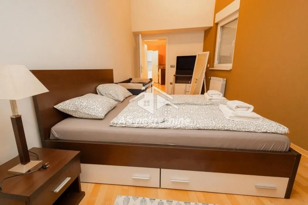 Izdavanje, četvorosoban stan, 140m², Obilićev Venac, Beograd