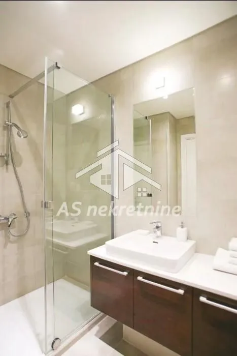 Izdavanje, četvorosoban stan, 142m², Savski Venac, Beograd