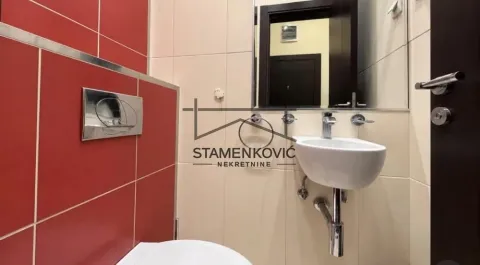 Manje kupatilo sa umivaonikom i wc šoljom. - image 8