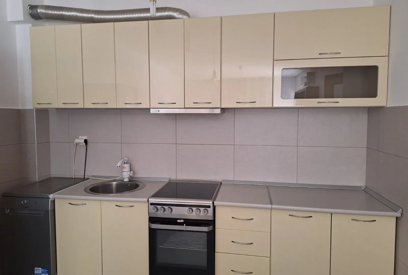 Rent, one bedroom apartment, 54m², Kalimanj, Tivat