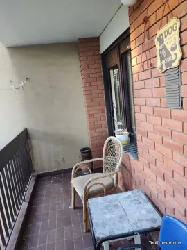 Manji natkriveni balkon sa pletenom stolicom i stočićem. - image 4