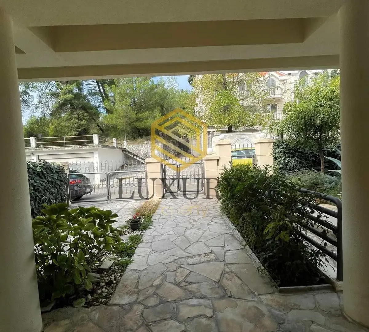 Rent, house, 280m², Gorica C, Podgorica