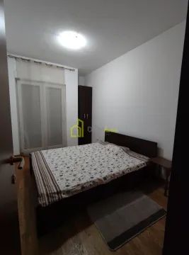 Namještena spavaća soba sa bračnim krevetom, ormarom i balkonskim vratima. - image 5