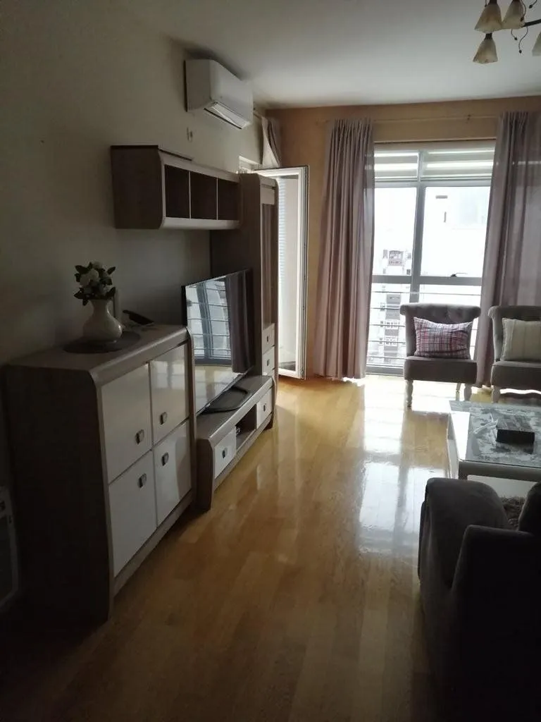Izdavanje, trosoban stan, 100m², Blok 6, Podgorica