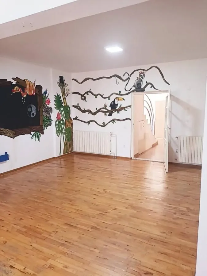 Izdavanje, kuća, 180m², Čukarica, Beograd