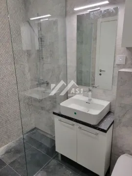 Moderno kupatilo sa tuš kabinom, umivaonikom i ogledalom. - image 7