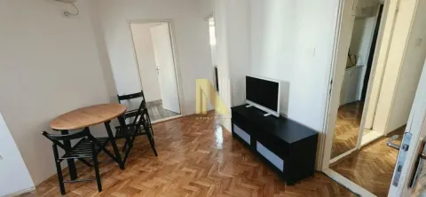 Manja dnevna soba sa trpezarijskim stolom i televizorom. - image 4