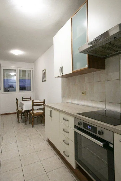 Izdavanje, dvosoban stan, 85m², Centar, Podgorica