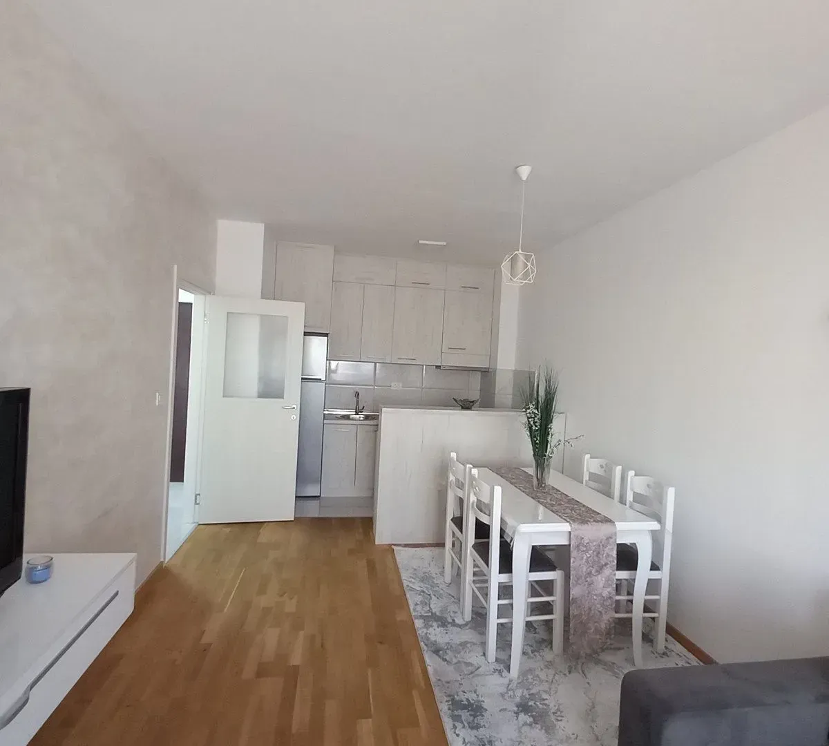 Izdavanje, jednosoban stan, 46m², Stari Aerodrom, Podgorica