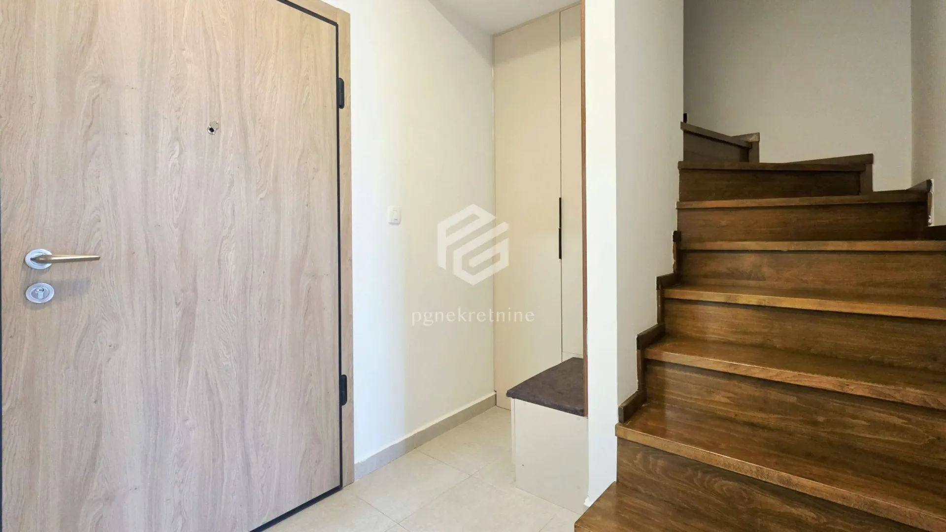 Izdavanje, dvosoban stan, 85m², Master Kvart, Podgorica