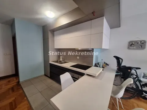 Moderna kuhinja sa ugradnim elementima i šankom. - image 7