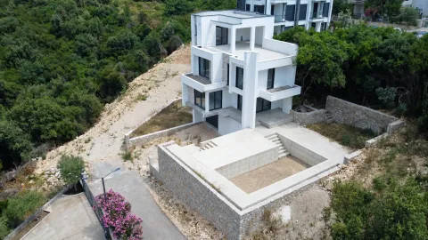 Pogled iz vazduha na modernu višespratnu kuću sa dvorištem u izgradnji. - image 2