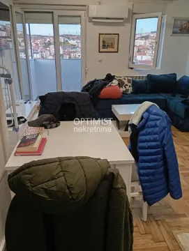 Dnevna soba sa garniturom, trpezarijskim stolom i izlazom na terasu. - image 2
