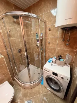 Kupatilo sa tuš kabinom, veš mašinom i bojlerom. - image 13