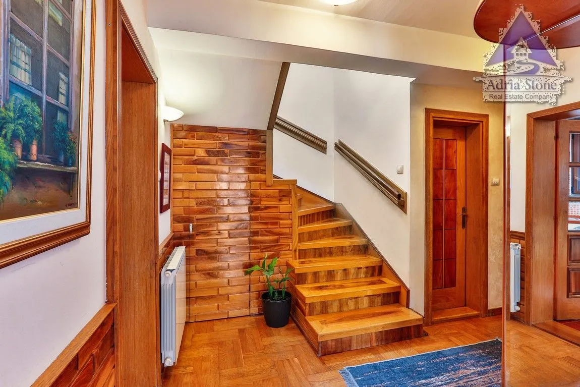 Izdavanje, trosoban stan, 156m², Dubovica, Budva