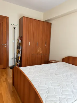 Namještena spavaća soba sa bračnim krevetom, drvenim ormarom i laminatnim podom. - image 5
