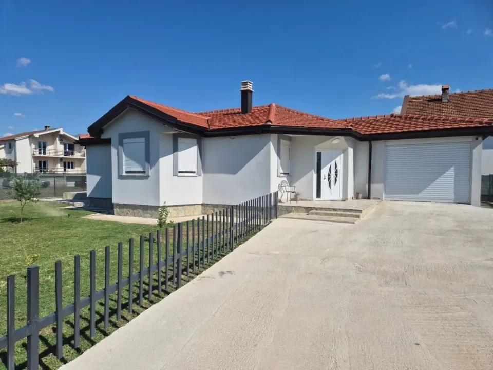 Izdavanje, kuća, 200m², Zagorič, Podgorica